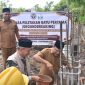 Bupati Bireuen, Ir H Mukhlis ST melakukan ground breaking gedung kantor haji dan umrah Bireuen, Selasa (15/9)