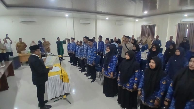 Bupati Bireuen, Ir H Mukhlis, ST melantik dan mengambil sumpah/janji jabatan 34 kepala UPTD TK, SD dan SMP di Aula Disdikbud, Senin (14/9) siang.