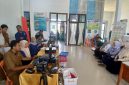 Tim dari Disdukcapil Bireuen memberikan layanan jemput bola pengurusan adminduk bagi masyarakat dalam Kecamatan Jeumpa, Selasa (22/9) pagi.