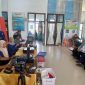 Tim dari Disdukcapil Bireuen memberikan layanan jemput bola pengurusan adminduk bagi masyarakat dalam Kecamatan Jeumpa, Selasa (22/9) pagi.