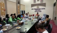 Komisi V DPRK Bireuen menggelar rapat bersama Forum Guru Bersatu, Selasa (15/9)