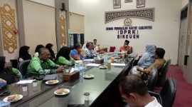 Komisi V DPRK Bireuen menggelar rapat bersama Forum Guru Bersatu, Selasa (15/9)