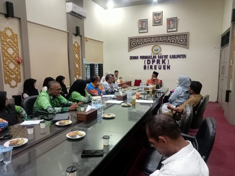 Komisi V DPRK Bireuen menggelar rapat bersama Forum Guru Bersatu, Selasa (15/9)