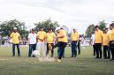 Bupati Bireuen, Ir H Mukhlis ST melakukan tendangan perdana di Ruang Terbuka Hijau Cot Gapu, Minggu (27/9) menandai dimulainya turnamen sepak bola antar kecamatan memperingati HUT ke 27 Kabupaten Bireuen.