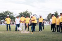 Bupati Bireuen, Ir H Mukhlis ST melakukan tendangan perdana di Ruang Terbuka Hijau Cot Gapu, Minggu (27/9) menandai dimulainya turnamen sepak bola antar kecamatan memperingati HUT ke 27 Kabupaten Bireuen.