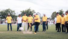 Bupati Bireuen, Ir H Mukhlis ST melakukan tendangan perdana di Ruang Terbuka Hijau Cot Gapu, Minggu (27/9) menandai dimulainya turnamen sepak bola antar kecamatan memperingati HUT ke 27 Kabupaten Bireuen.