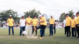 Bupati Bireuen, Ir H Mukhlis ST melakukan tendangan perdana di Ruang Terbuka Hijau Cot Gapu, Minggu (27/9) menandai dimulainya turnamen sepak bola antar kecamatan memperingati HUT ke 27 Kabupaten Bireuen.