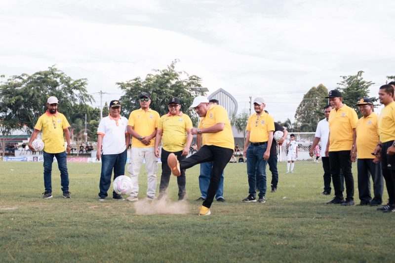 Bupati Bireuen, Ir H Mukhlis ST melakukan tendangan perdana di Ruang Terbuka Hijau Cot Gapu, Minggu (27/9) menandai dimulainya turnamen sepak bola antar kecamatan memperingati HUT ke 27 Kabupaten Bireuen.