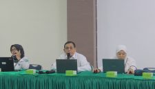 Rektor UNIKI Bireuen, Dr Zainuddin Iba, SE.,MSi pimpinan rapat persiapan pelaksanaan wisuda angkatan VI, Rabu (23/9).