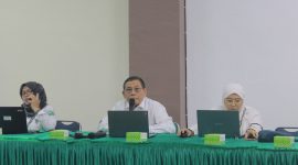 Rektor UNIKI Bireuen, Dr Zainuddin Iba, SE.,MSi pimpinan rapat persiapan pelaksanaan wisuda angkatan VI, Rabu (23/9).