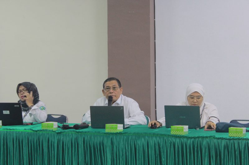 Rektor UNIKI Bireuen, Dr Zainuddin Iba, SE.,MSi pimpinan rapat persiapan pelaksanaan wisuda angkatan VI, Rabu (23/9).