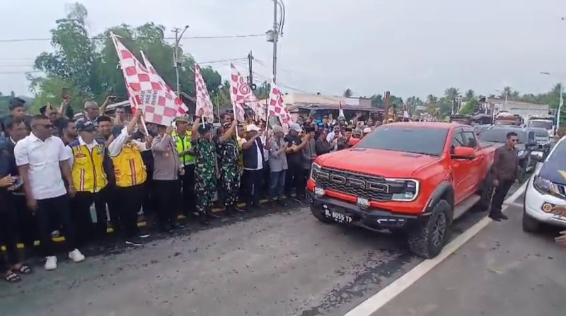 Direktur Jembatan Kementerian Pekerjaan Umum Republik Indonesia, Gatot Sukmana, Kabalai BPJN Aceh, Zulkarnaini dan Bupati Bireuen, Ir H Mukhlis, ST serta Forkopimda secara bersama membuka operasional jembatan baru Krueng Tingkeum Kutablang, Minggu (20/9) pukul 09.25 WIB.