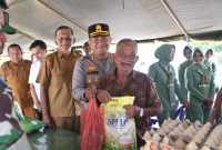 Kapolres Bireuen, AKBP Yulhendri, SH.,SIK.,S.Psi.,MIK hadiri Bazar Pasar Murah Kodim 0111/Bireuen, di Koramil Kota Juang, Selasa (22/9) pagi.