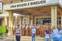 Kapolsek Kota Juang Bireuen, Iptu Faisal Riza, SH.,MH pembina upacara di SMAN 2 Bireuen, Senin (21/9) pagi.