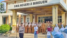 Kapolsek Kota Juang Bireuen, Iptu Faisal Riza, SH.,MH pembina upacara di SMAN 2 Bireuen, Senin (21/9) pagi.