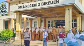 Kapolsek Kota Juang Bireuen, Iptu Faisal Riza, SH.,MH pembina upacara di SMAN 2 Bireuen, Senin (21/9) pagi.