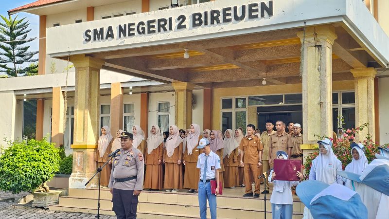 Kapolsek Kota Juang Bireuen, Iptu Faisal Riza, SH.,MH pembina upacara di SMAN 2 Bireuen, Senin (21/9) pagi.