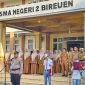 Kapolsek Kota Juang Bireuen, Iptu Faisal Riza, SH.,MH pembina upacara di SMAN 2 Bireuen, Senin (21/9) pagi.
