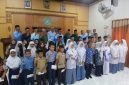 Kakankemenag Bireuen, Dr H Zulkifli, S.Ag.,MPd dan jajaran menyerahkan penghargaan kepada 33 juara OMI tingkat Kabupaten Bireuen, di Aula Kemenag, Rabu (23/9) pagi.