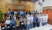 Kakankemenag Bireuen, Dr H Zulkifli, S.Ag.,MPd dan jajaran menyerahkan penghargaan kepada 33 juara OMI tingkat Kabupaten Bireuen, di Aula Kemenag, Rabu (23/9) pagi.