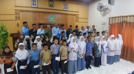 Kakankemenag Bireuen, Dr H Zulkifli, S.Ag.,MPd dan jajaran menyerahkan penghargaan kepada 33 juara OMI tingkat Kabupaten Bireuen, di Aula Kemenag, Rabu (23/9) pagi.