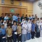 Kakankemenag Bireuen, Dr H Zulkifli, S.Ag.,MPd dan jajaran menyerahkan penghargaan kepada 33 juara OMI tingkat Kabupaten Bireuen, di Aula Kemenag, Rabu (23/9) pagi.