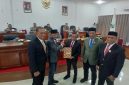 Wakil Bupati Bireuen, Ir H Razuardi, MT didampingi Sekda Ismunandar, MT menyerahkan Raqan Perubahan APBK Tahun Anggaran 2026 kepada Ketua DPRK Juniadi, SH bersama Wakil Ketua I Surya Dharma dan Wakil Ketua II Muslim Abdullah, diruang sidang DPRK, Senin (28/9) siang.