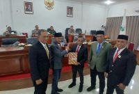 Wakil Bupati Bireuen, Ir H Razuardi, MT didampingi Sekda Ismunandar, MT menyerahkan Raqan Perubahan APBK Tahun Anggaran 2026 kepada Ketua DPRK Juniadi, SH bersama Wakil Ketua I Surya Dharma dan Wakil Ketua II Muslim Abdullah, diruang sidang DPRK, Senin (28/9) siang.