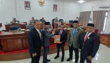 Wakil Bupati Bireuen, Ir H Razuardi, MT didampingi Sekda Ismunandar, MT menyerahkan Raqan Perubahan APBK Tahun Anggaran 2026 kepada Ketua DPRK Juniadi, SH bersama Wakil Ketua I Surya Dharma dan Wakil Ketua II Muslim Abdullah, diruang sidang DPRK, Senin (28/9) siang.