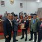 Wakil Bupati Bireuen, Ir H Razuardi, MT didampingi Sekda Ismunandar, MT menyerahkan Raqan Perubahan APBK Tahun Anggaran 2026 kepada Ketua DPRK Juniadi, SH bersama Wakil Ketua I Surya Dharma dan Wakil Ketua II Muslim Abdullah, diruang sidang DPRK, Senin (28/9) siang.
