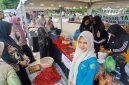 Warga antusias membeli ragam kebutuhan di pasar tani Distanbun Aceh digelar di Lapangan Ruang Terbuka Hijau (RTH) Cot Gapu, Kecamatan Kota Juang, Kabupaten Bireuen, Kamis (24/9) pagi.