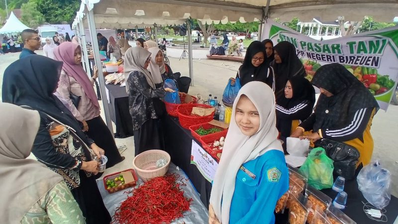 Warga antusias membeli ragam kebutuhan di pasar tani Distanbun Aceh digelar di Lapangan Ruang Terbuka Hijau (RTH) Cot Gapu, Kecamatan Kota Juang, Kabupaten Bireuen, Kamis (24/9) pagi.
