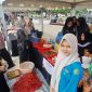 Warga antusias membeli ragam kebutuhan di pasar tani Distanbun Aceh digelar di Lapangan Ruang Terbuka Hijau (RTH) Cot Gapu, Kecamatan Kota Juang, Kabupaten Bireuen, Kamis (24/9) pagi.