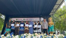 Penyerahan hadiah bagi para juara Aksimasi ke-4 di gelar MAN 3 Bireuen.