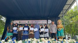 Penyerahan hadiah bagi para juara Aksimasi ke-4 di gelar MAN 3 Bireuen.