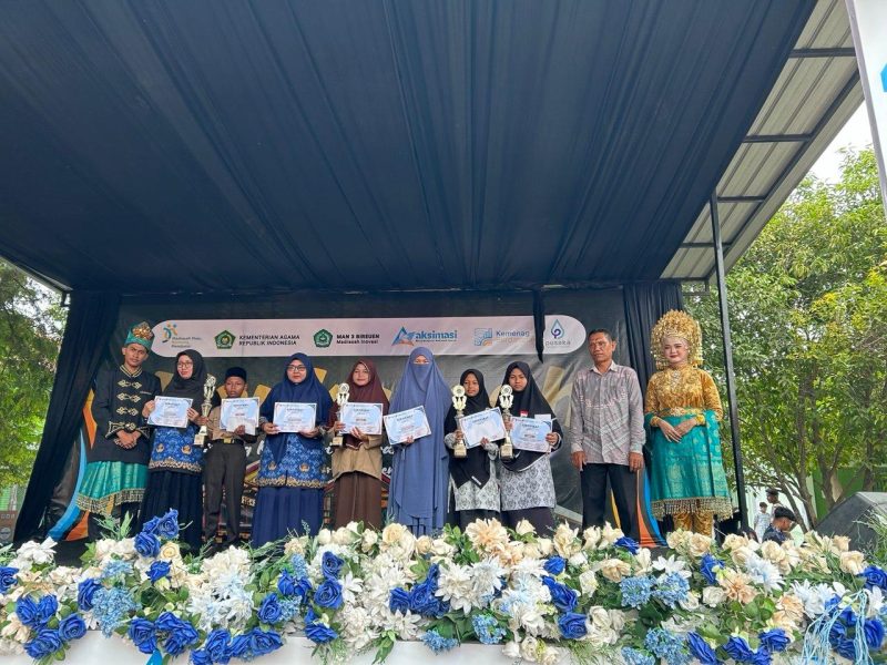 Penyerahan hadiah bagi para juara Aksimasi ke-4 di gelar MAN 3 Bireuen.