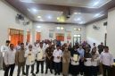 Kajari Bireuen, Yarnes, SH.,MH, Kakankemenag Dr H Zulkifli, S.Ag.,MPd, Kepala BPN Anny Setiawaty, A.PTNH.,MM menyerahkan sertifikat tanah wakaf kepada nazhir, di Aula Kemenag, Selasa (22/9).