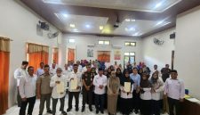 Kajari Bireuen, Yarnes, SH.,MH, Kakankemenag Dr H Zulkifli, S.Ag.,MPd, Kepala BPN Anny Setiawaty, A.PTNH.,MM menyerahkan sertifikat tanah wakaf kepada nazhir, di Aula Kemenag, Selasa (22/9).