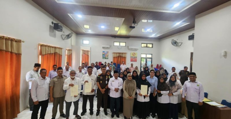Kajari Bireuen, Yarnes, SH.,MH, Kakankemenag Dr H Zulkifli, S.Ag.,MPd, Kepala BPN Anny Setiawaty, A.PTNH.,MM menyerahkan sertifikat tanah wakaf kepada nazhir, di Aula Kemenag, Selasa (22/9).