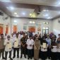Kajari Bireuen, Yarnes, SH.,MH, Kakankemenag Dr H Zulkifli, S.Ag.,MPd, Kepala BPN Anny Setiawaty, A.PTNH.,MM menyerahkan sertifikat tanah wakaf kepada nazhir, di Aula Kemenag, Selasa (22/9).