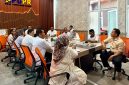 Ketua Panitia Hari Jadi ke-27 Kabupaten Bireuen, Fadhli Amir dan tim rapat koordinasi terkait pematangan acara, di Oproom Dinas Pekerjaan Umum dan Penataan Ruang (PUPR) Bireuen, Jumat (25/9).