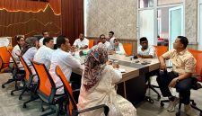 Ketua Panitia Hari Jadi ke-27 Kabupaten Bireuen, Fadhli Amir dan tim rapat koordinasi terkait pematangan acara, di Oproom Dinas Pekerjaan Umum dan Penataan Ruang (PUPR) Bireuen, Jumat (25/9).