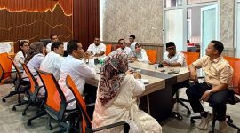 Ketua Panitia Hari Jadi ke-27 Kabupaten Bireuen, Fadhli Amir dan tim rapat koordinasi terkait pematangan acara, di Oproom Dinas Pekerjaan Umum dan Penataan Ruang (PUPR) Bireuen, Jumat (25/9).