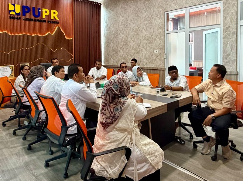 Ketua Panitia Hari Jadi ke-27 Kabupaten Bireuen, Fadhli Amir dan tim rapat koordinasi terkait pematangan acara, di Oproom Dinas Pekerjaan Umum dan Penataan Ruang (PUPR) Bireuen, Jumat (25/9).