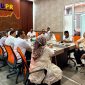 Ketua Panitia Hari Jadi ke-27 Kabupaten Bireuen, Fadhli Amir dan tim rapat koordinasi terkait pematangan acara, di Oproom Dinas Pekerjaan Umum dan Penataan Ruang (PUPR) Bireuen, Jumat (25/9).