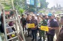 Wakil Bupati Bireuen, Ir H Razuardi, MT memperlihatkan plang aset Pemkab Bireuen yang akan di pasang bagian depan di kantor Bank Aceh di Kecamatan Gandapura, dan aset lainnya, Sabtu (26/9) pagi.