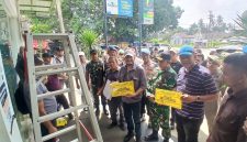 Wakil Bupati Bireuen, Ir H Razuardi, MT memperlihatkan plang aset Pemkab Bireuen yang akan di pasang bagian depan di kantor Bank Aceh di Kecamatan Gandapura, dan aset lainnya, Sabtu (26/9) pagi.