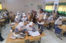 Kepala SMA Negeri 1 Bireuen, Yuslina, SPd.,MM, bersama Sekretaris Ikamansa Erwin dan pengurus turut melaksanakan pendamping ujian Try Out TKA SMA kelas XII, Senin (14/9) pagi