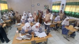 Kepala SMA Negeri 1 Bireuen, Yuslina, SPd.,MM, bersama Sekretaris Ikamansa Erwin dan pengurus turut melaksanakan pendamping ujian Try Out TKA SMA kelas XII, Senin (14/9) pagi