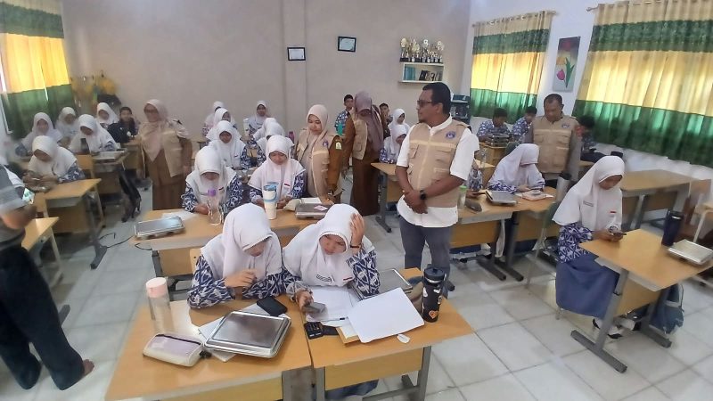Kepala SMA Negeri 1 Bireuen, Yuslina, SPd.,MM, bersama Sekretaris Ikamansa Erwin dan pengurus turut melaksanakan pendamping ujian Try Out TKA SMA kelas XII, Senin (14/9) pagi